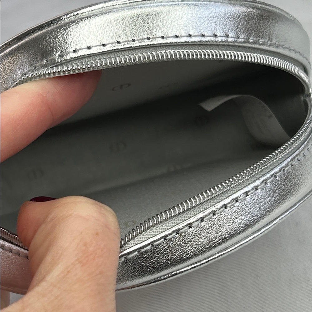 Dior Beauty Silver Metallic Round Zip Around Vanity Case NWT - Picture 4 of 9